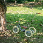 grijze Køvapää 2-in-1 loopfiets buiten in het gras gefotografeerd