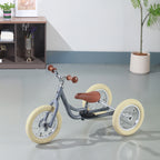 Køvapää grijze 2-in-1 loopfiets in huiselijke setting gefotografeerd