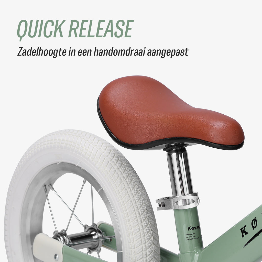 close-up van het zadel op de groene Køvapää loopfiets