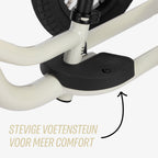 close-up van voetensteunen op krijtgrijze Køvapää 2-in-1 loopfiets
