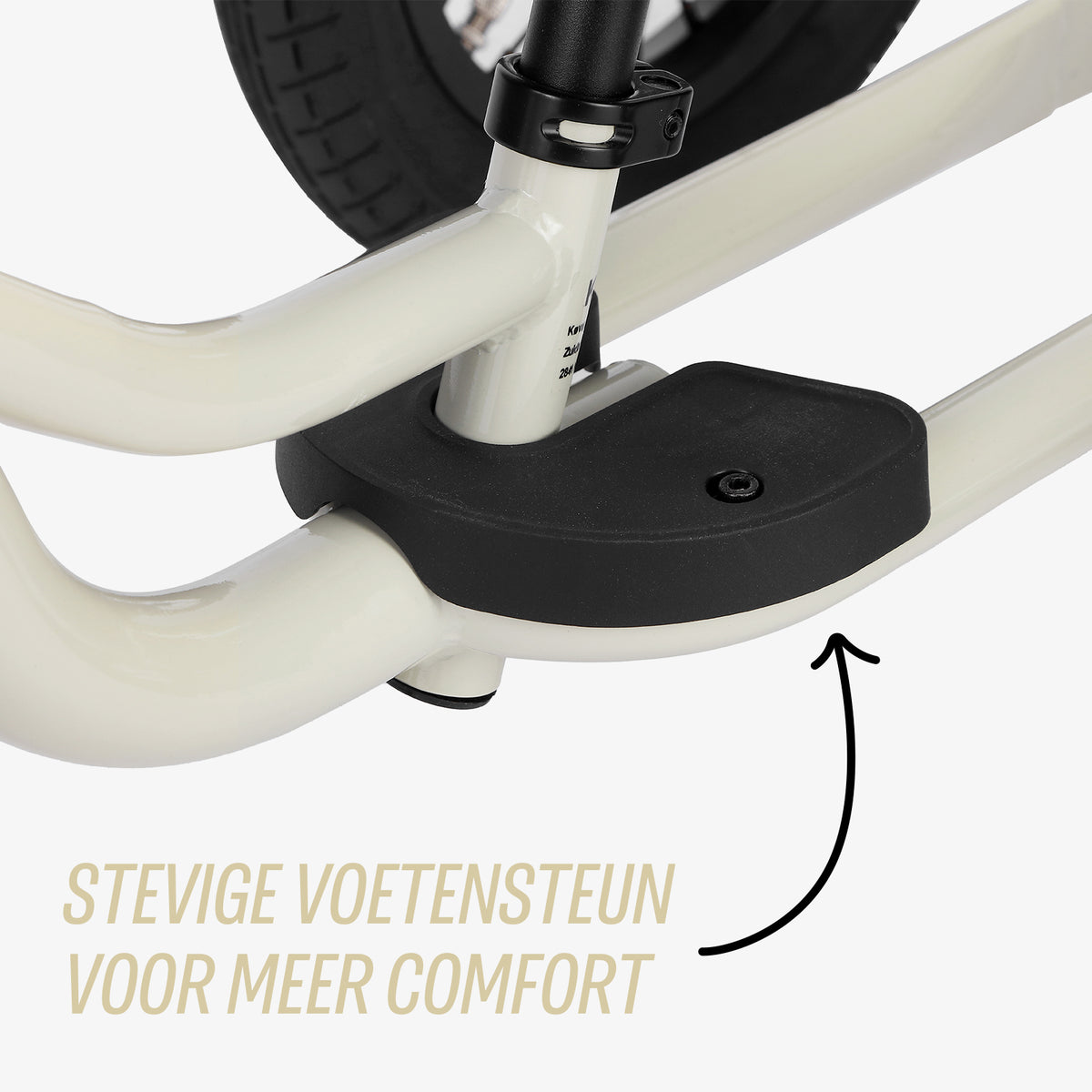 close-up van voetensteunen op krijtgrijze Køvapää 2-in-1 loopfiets