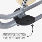 close-up van voetensteun op beige Køvapää 2-in-1 loopfiets grijs