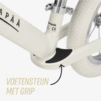 close-up van voetensteun op beige Køvapää loopfiets