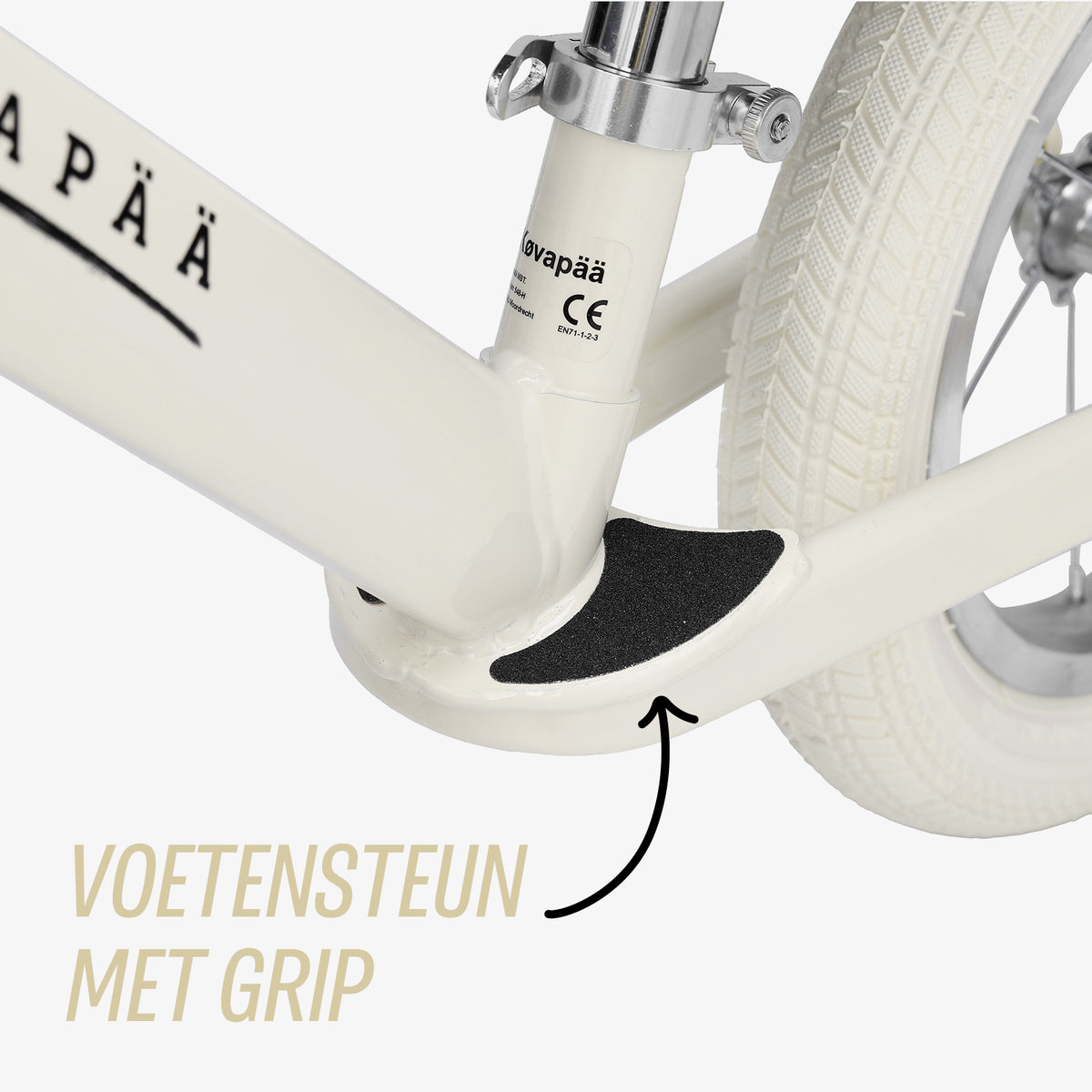 close-up van voetensteun op beige Køvapää loopfiets
